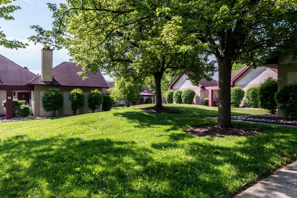 Property grounds, Inn of the Dove Romantic Suites with Jetted Tub & Fireplace