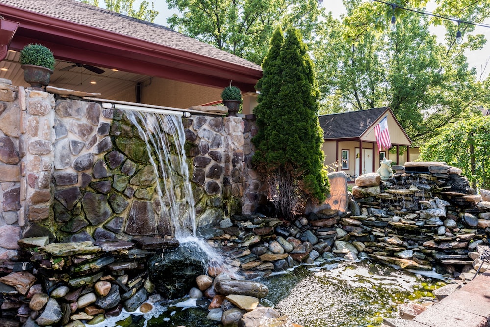 Fountain, Inn of the Dove Romantic Suites with Jetted Tub & Fireplace