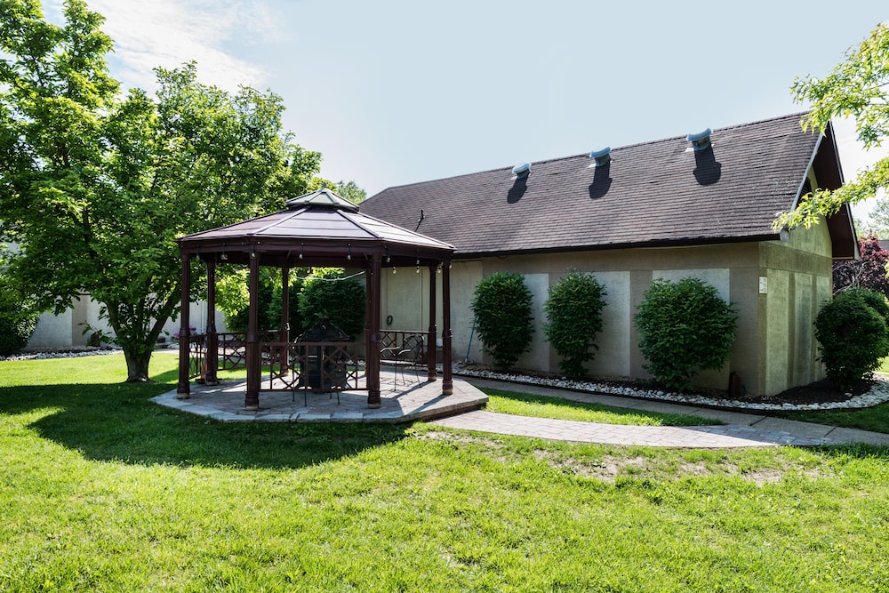 Gazebo, Inn of the Dove Romantic Suites with Jetted Tub & Fireplace