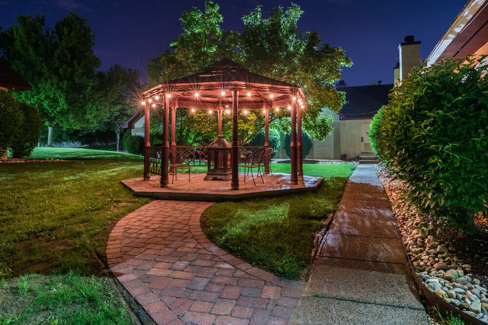 Gazebo, Inn of the Dove Romantic Suites with Jetted Tub & Fireplace