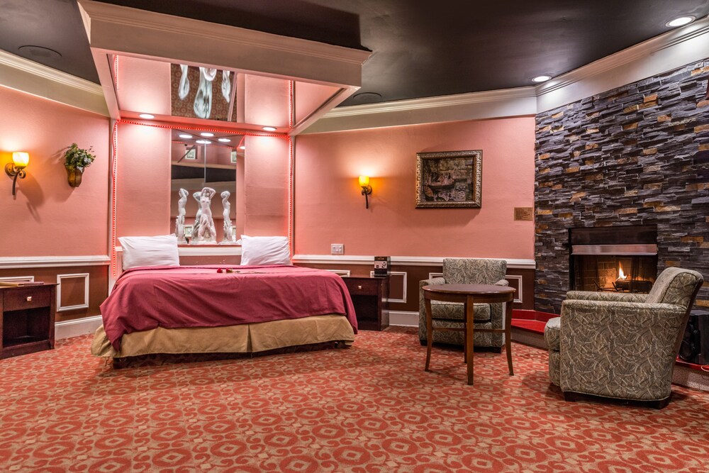 Room, Inn of the Dove Romantic Suites with Jetted Tub & Fireplace