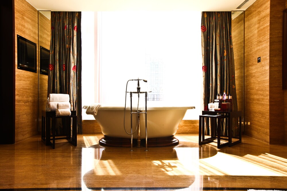 Deep Soaking Bathtub
