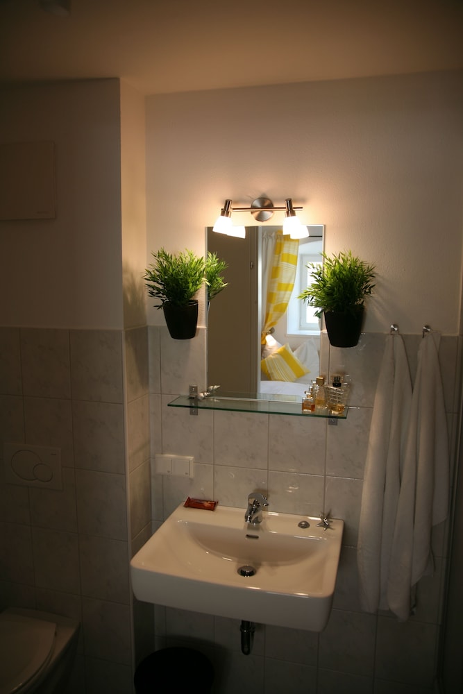 Basic Apartment (2 Persons) - Bathroom Sink