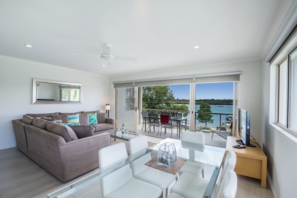 2 Bedroom River Front Apartment - Living Area