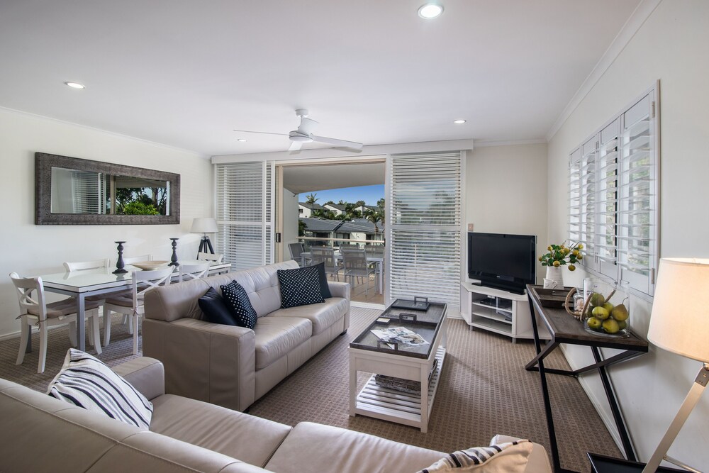Apartment, 2 Bedrooms, Pool View - Living Area