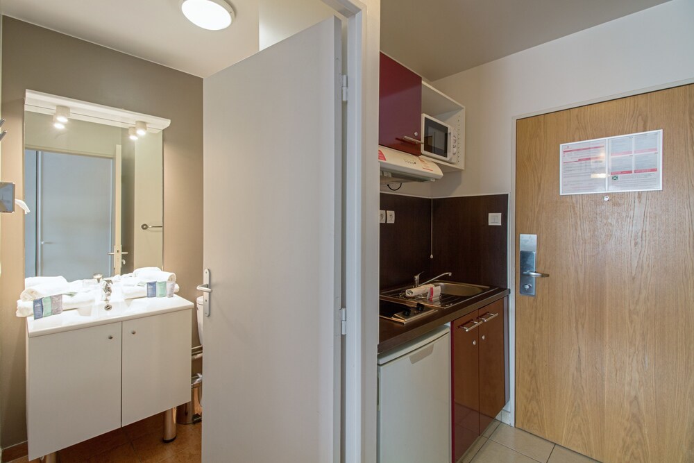 Superior Studio, 2 Twin Beds, Kitchenette - Bathroom