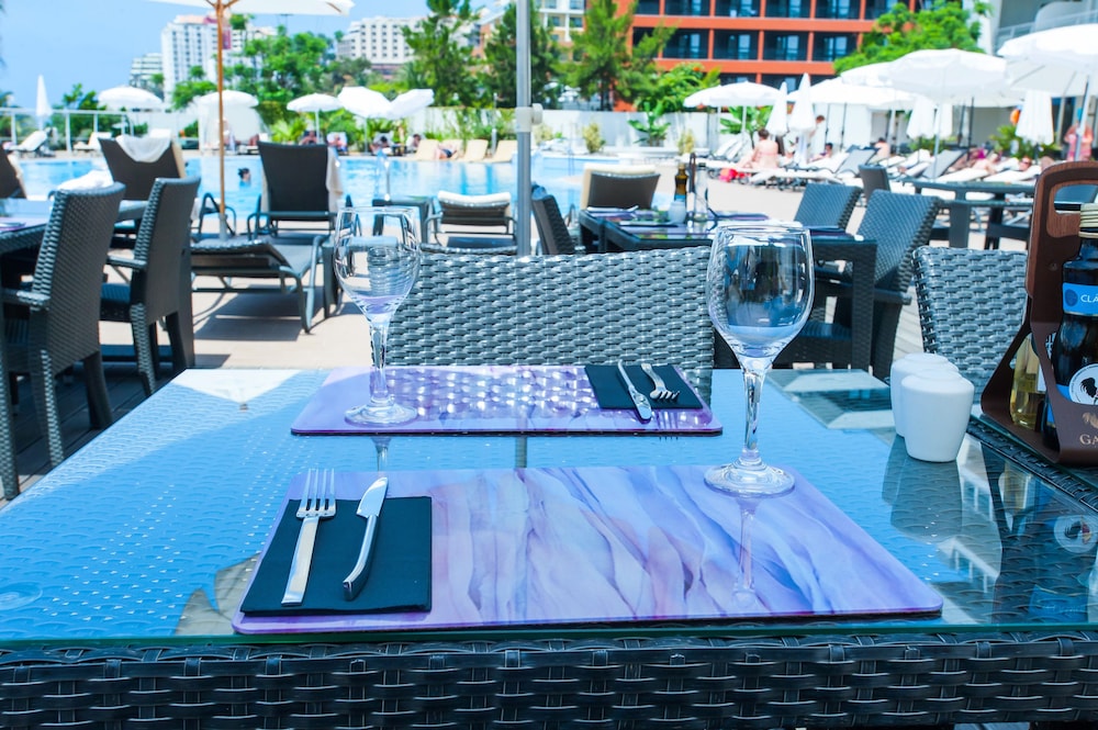 Poolside Bar