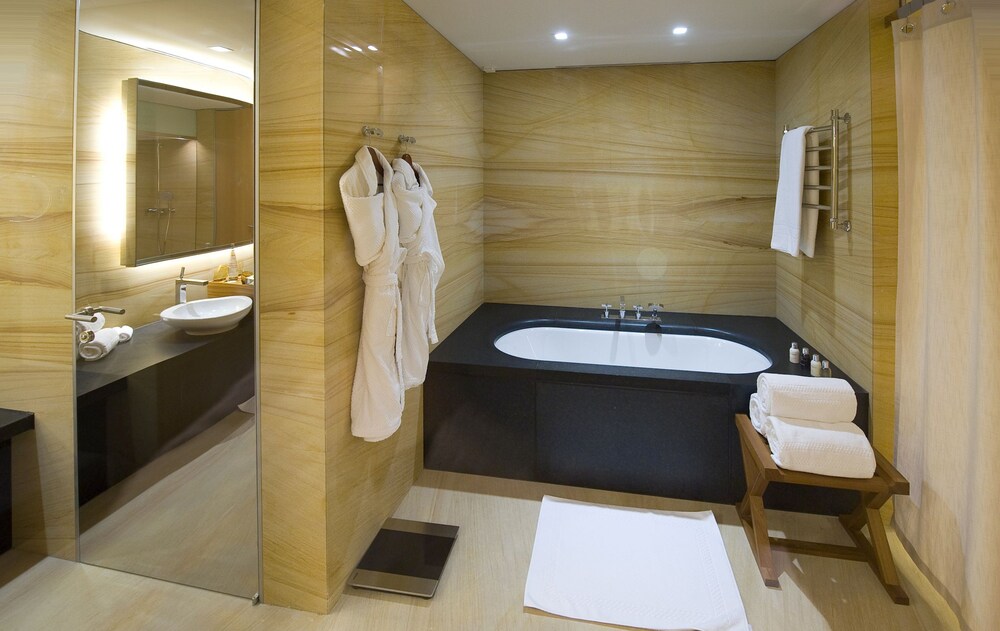 Deep Soaking Bathtub