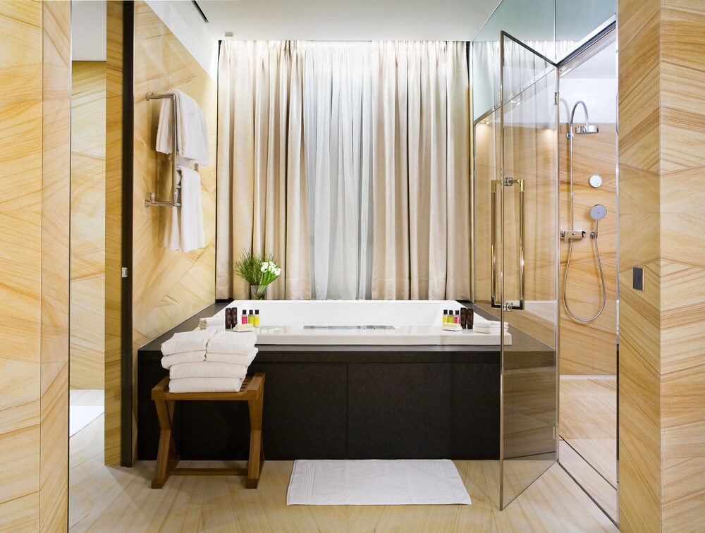 Deep Soaking Bathtub