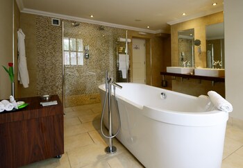 Deep Soaking Bathtub