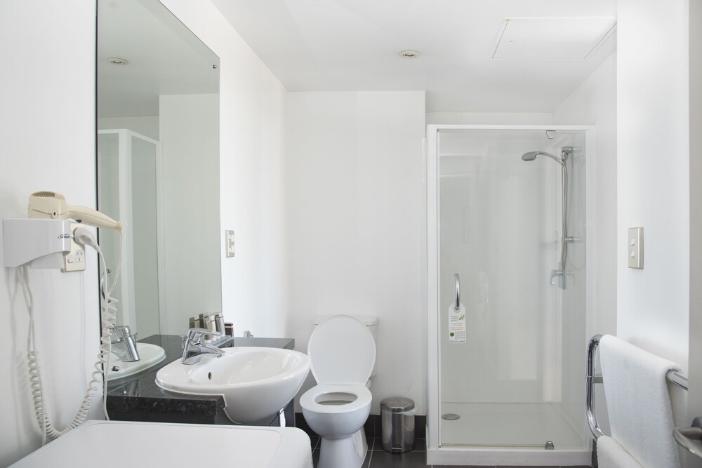 Deluxe Suite, 2 Bedrooms - Bathroom