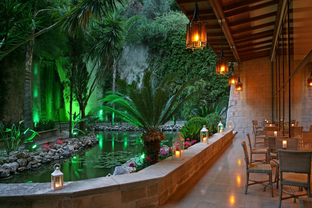 Hotel Lounge