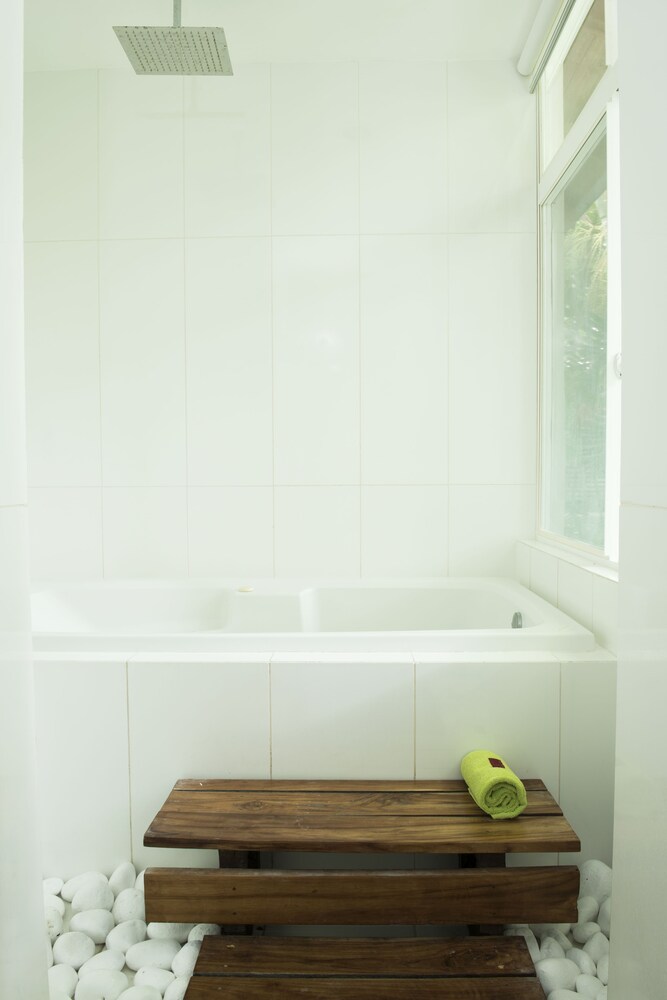Deep Soaking Bathtub