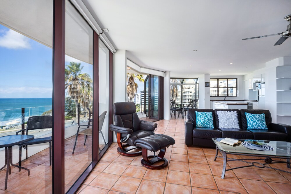 3 Bedrooms Apartment (Marina Heights - Stairs Access Only) - Living Room