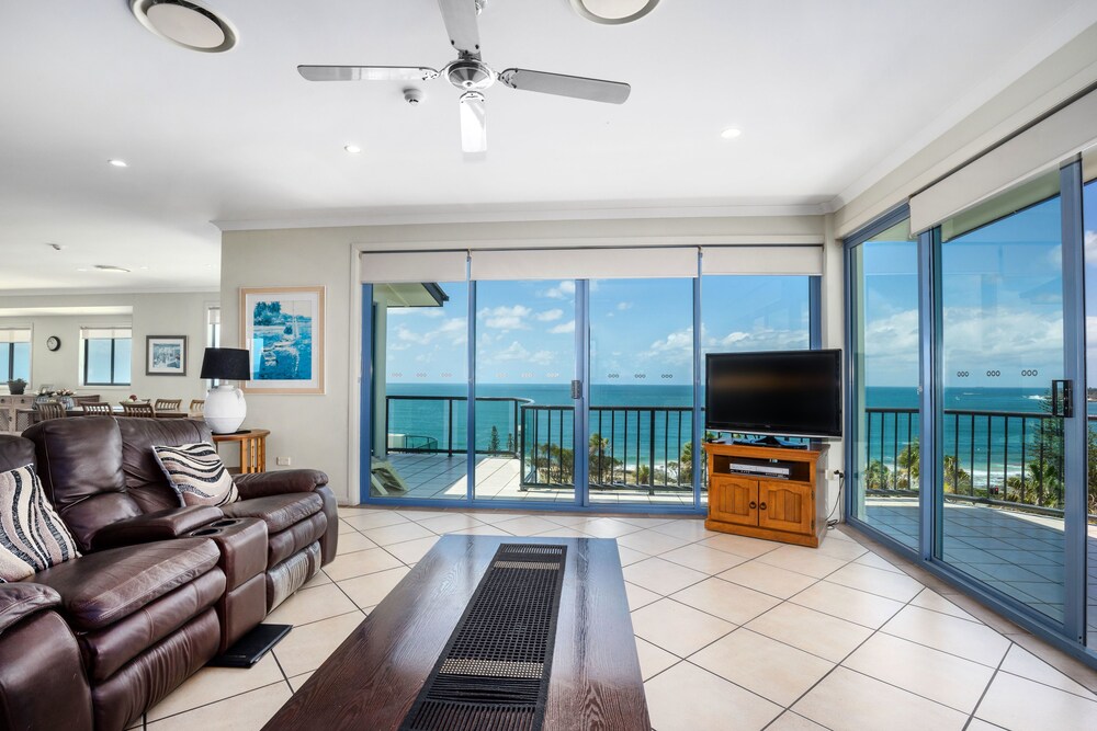 3 Bedrooms Luxury Apartment - Living Room