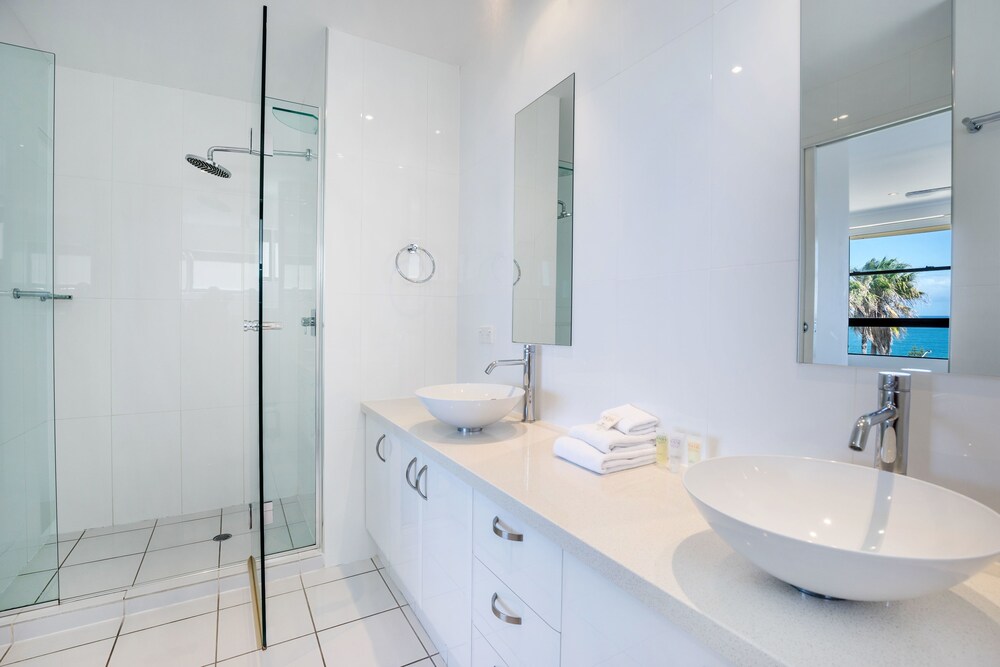 3 Bedrooms Apartment (Marina Heights - Stairs Access Only) - Bathroom