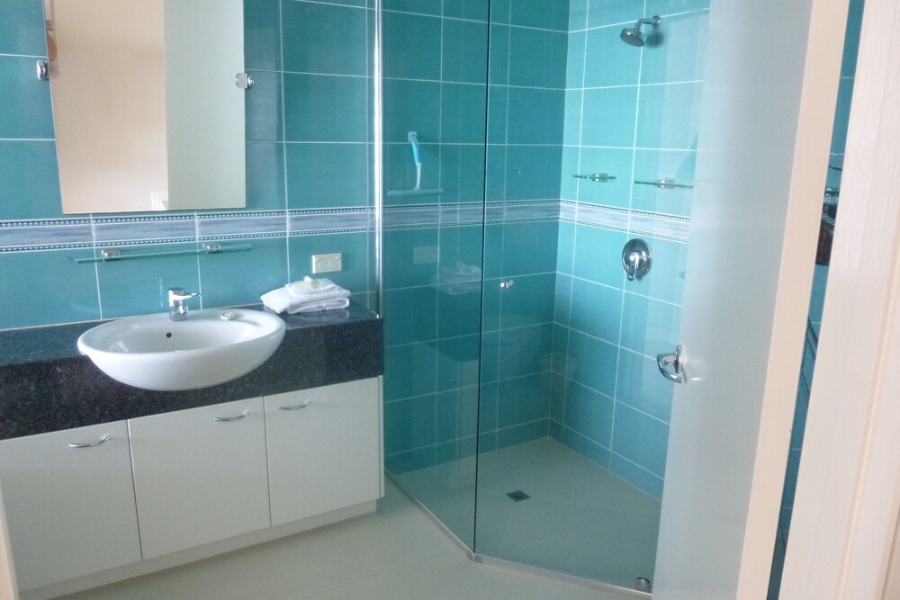 3 Bedroom Mariner Ocean View - Bathroom