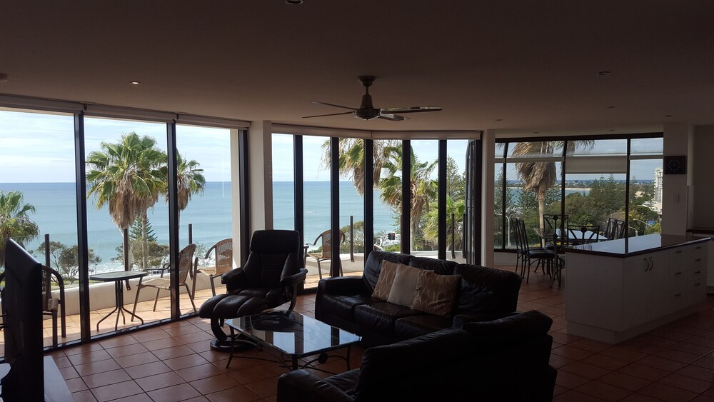 3 Bedrooms Apartment (Marina Heights - Stairs Access Only) - Living Room