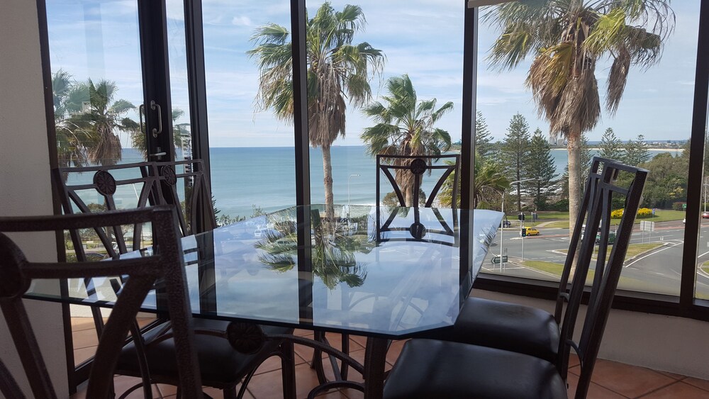 3 Bedrooms Apartment (Marina Heights - Stairs Access Only) - In-Room Dining
