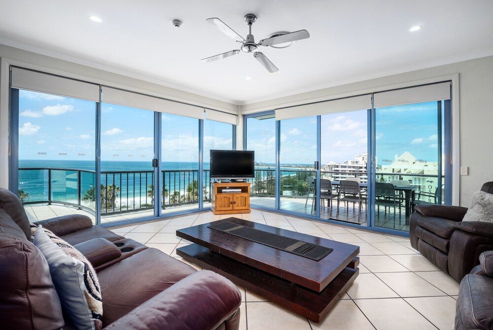 3 Bedrooms Luxury Apartment - Living Room