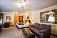 Suite, Jetted Tub (King)