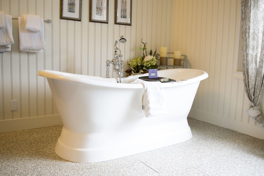 Deep Soaking Bathtub