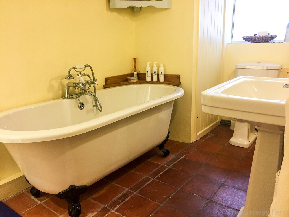 Deep Soaking Bathtub