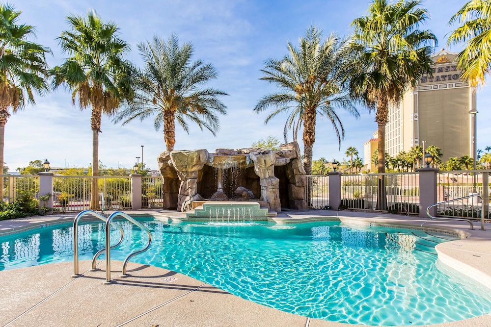 Pool, Comfort Inn & Suites Henderson - Las Vegas