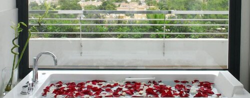 Deep Soaking Bathtub