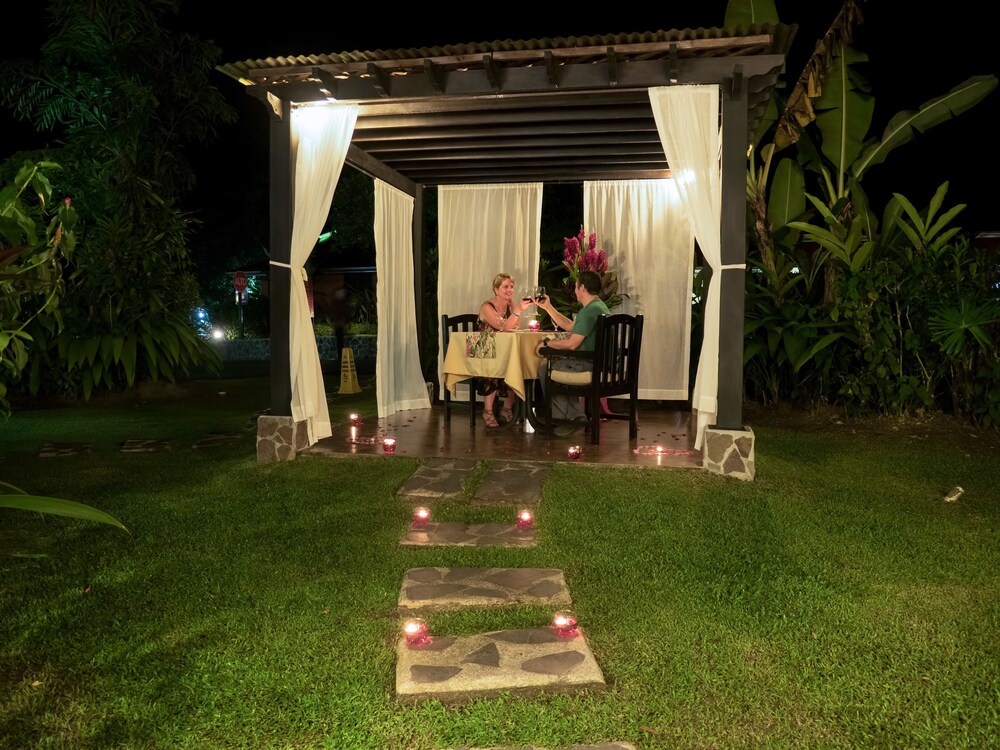 Couples Dining