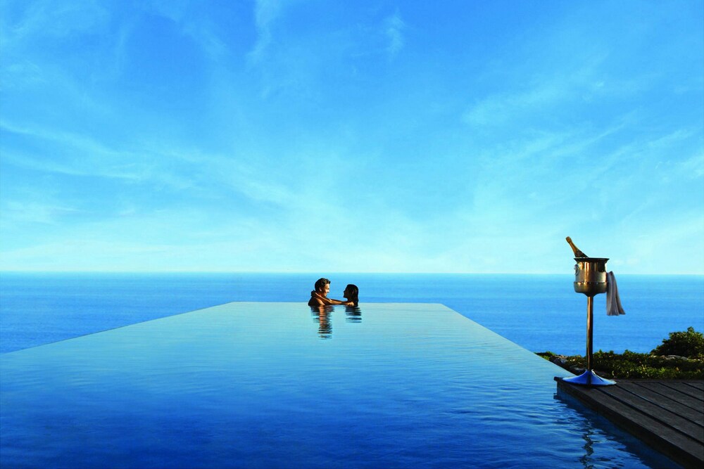 Three Bedroom Cliff Front Pool Villa - Guestroom