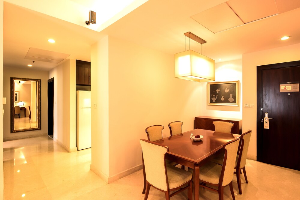 Executive Room, 2 Bedrooms - In-Room Dining