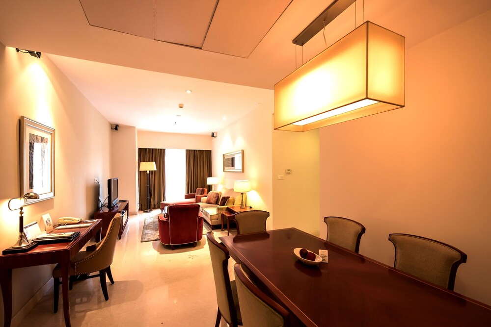 Executive Room, 2 Bedrooms - In-Room Dining