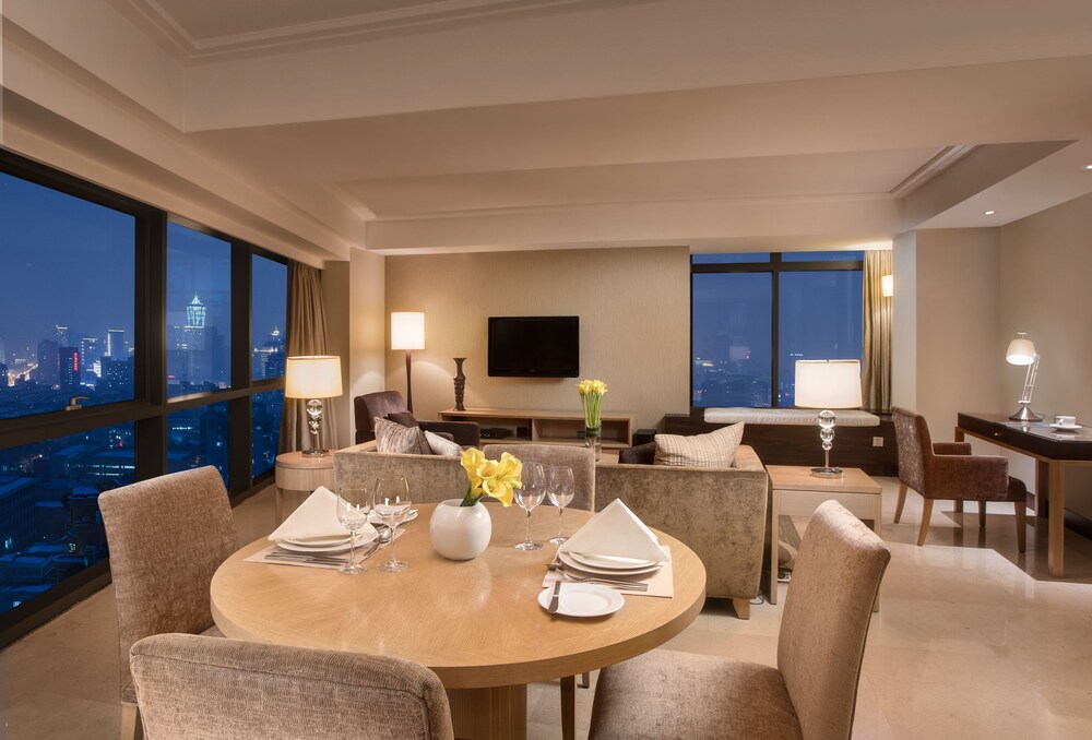 Deluxe two bedrooms(1 double and 1 twin bed) - Living Room