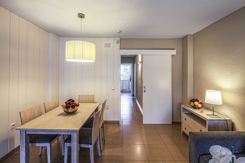 Apartment, 2 Bedrooms (sleeps 6) – Basic Rate - In-Room Dining