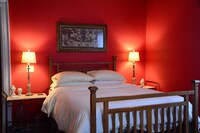 LGI - Crimson Room, Private Bathroom