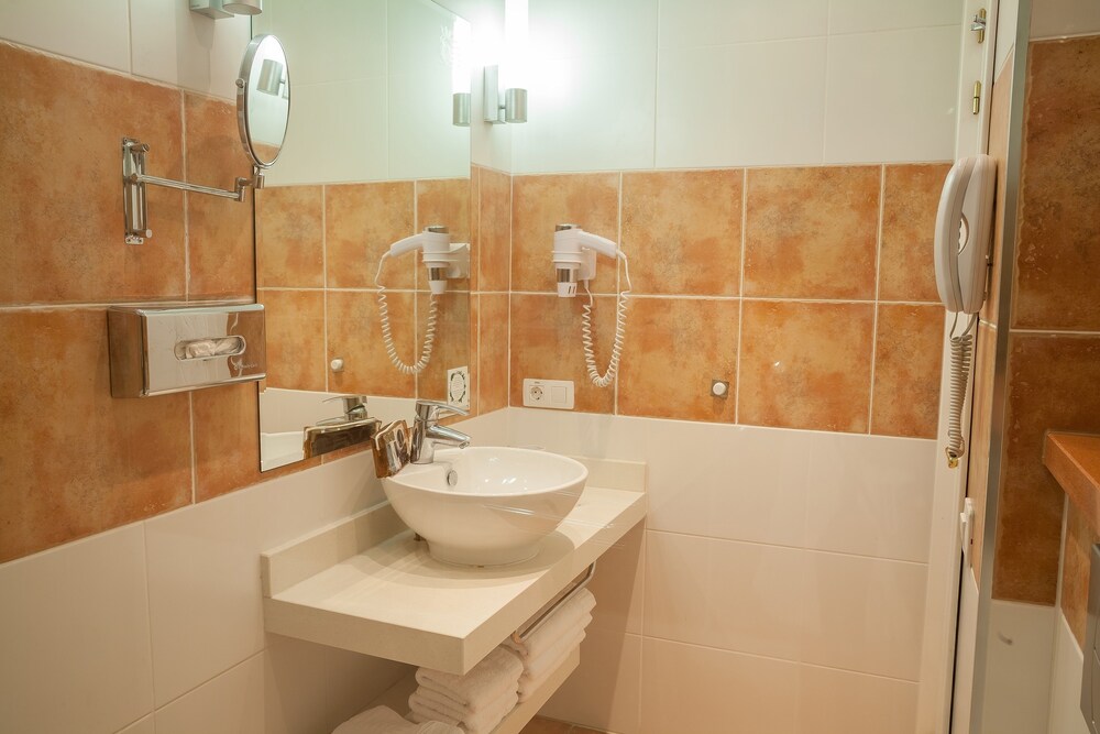 Apartment, 1 Bedroom (sleeps 4) - Bathroom