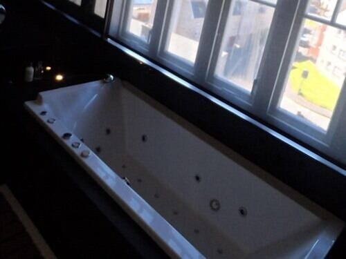 Deep Soaking Bathtub