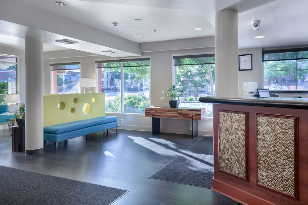 Lobby sitting area, The Belltown Inn