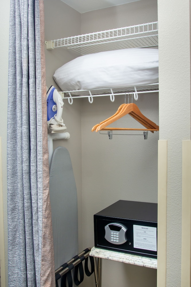 Iron/Ironing Board