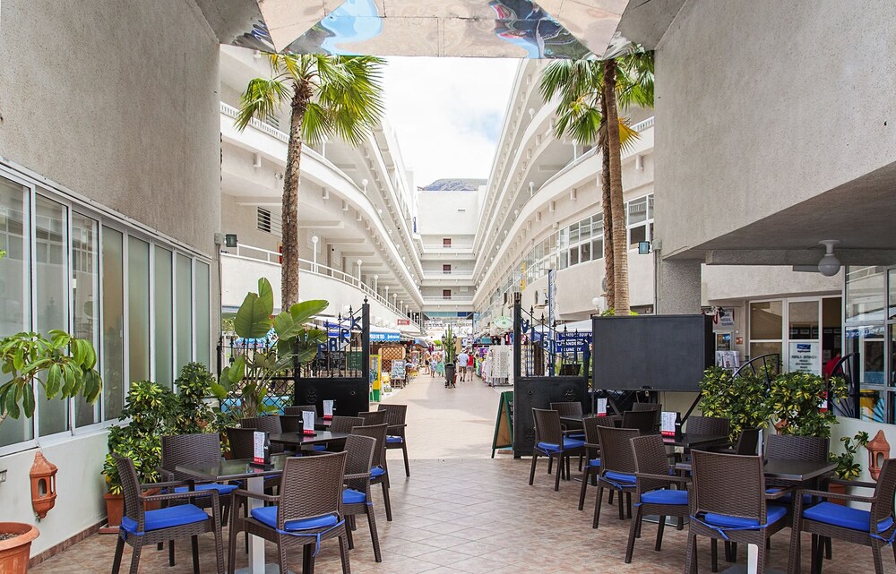 Poolside Bar