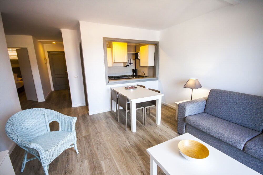Apartment, 3 Bedrooms - Living Room