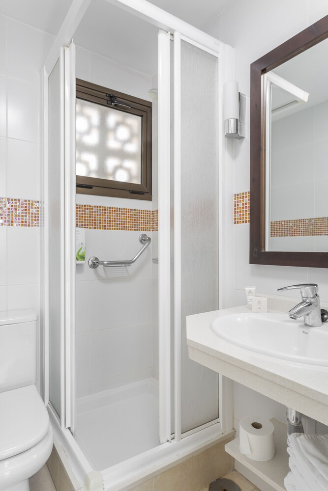 Apartment, 2 Bedrooms () - Bathroom