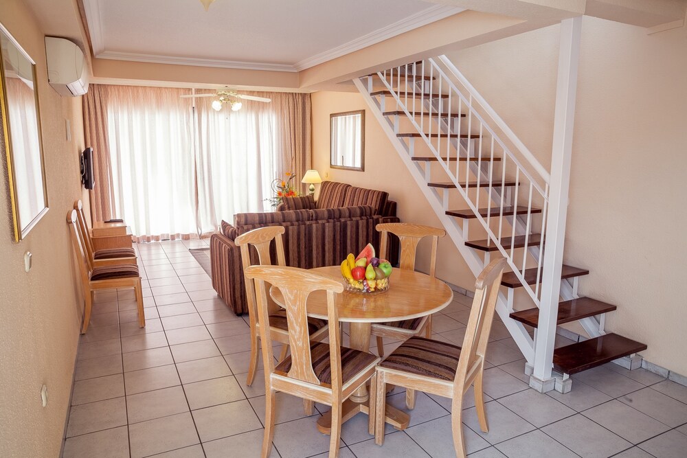 Apartment, 2 Bedrooms () - Living Room