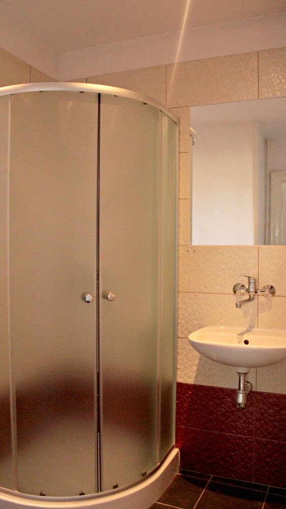 Apartment, 3 Bedrooms, Kitchen - Bathroom Shower