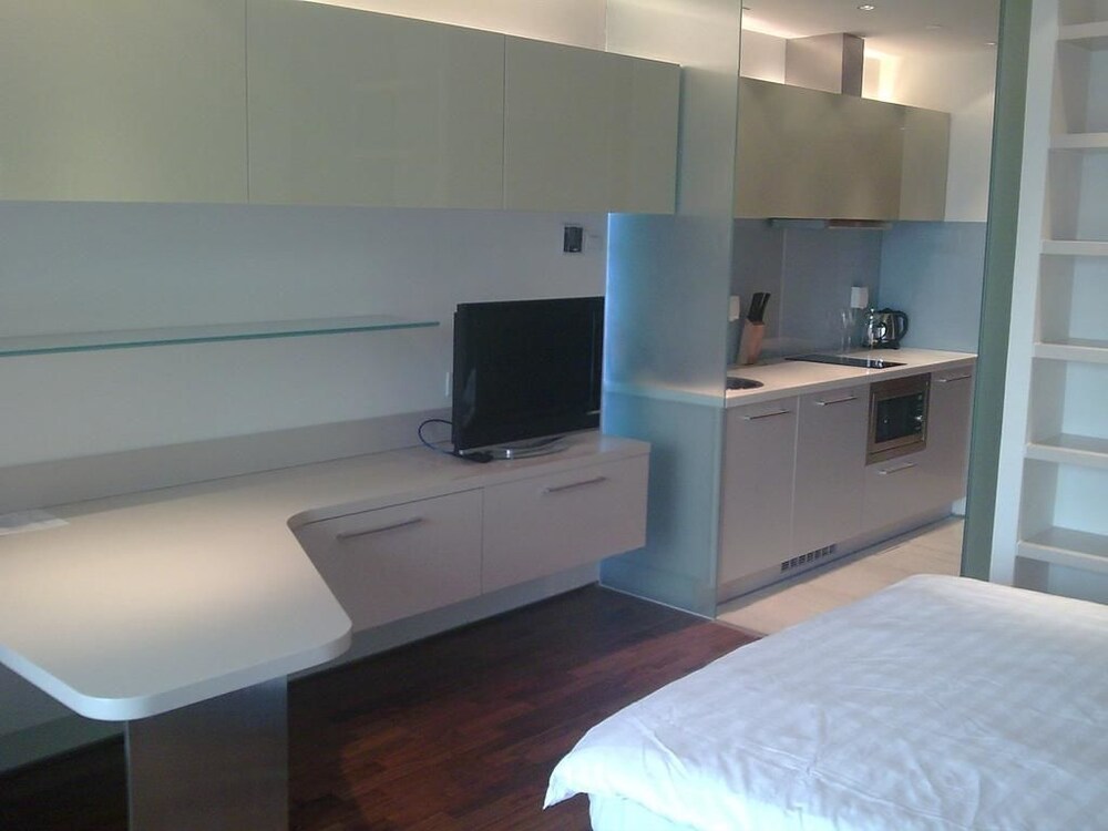 Deluxe Studio, 1 King Bed - Guestroom