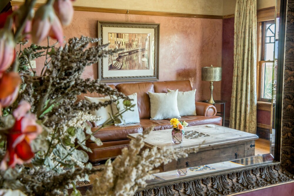Suite, 2 Bedrooms - Living Room