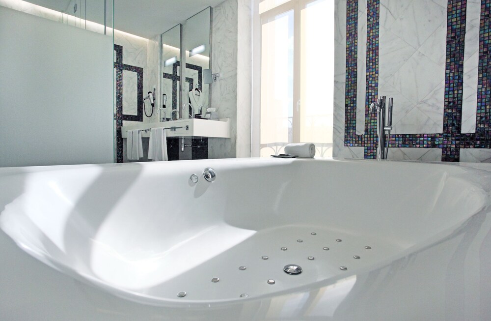 Deep Soaking Bathtub