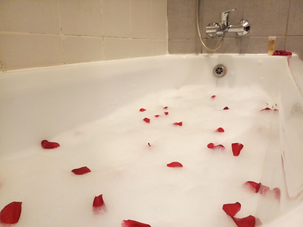 Deep Soaking Bathtub