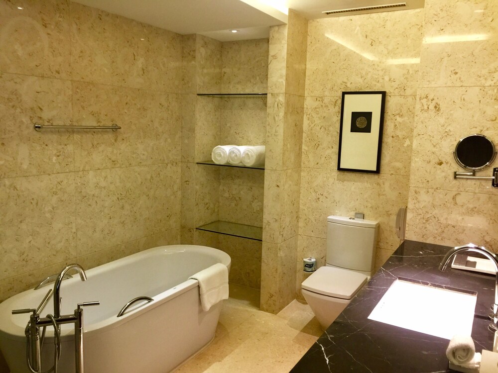 Deep Soaking Bathtub
